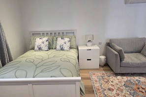 Iron/ironing board, free WiFi, bed sheets
