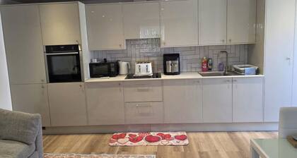 Studio Sleeps 2 With Free Parking and Garden