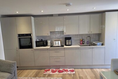 Studio Sleeps 2 With Free Parking and Garden