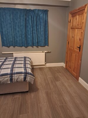 Free WiFi, bed sheets - Studio Sleeps 2 With Parking (Letterkenny)