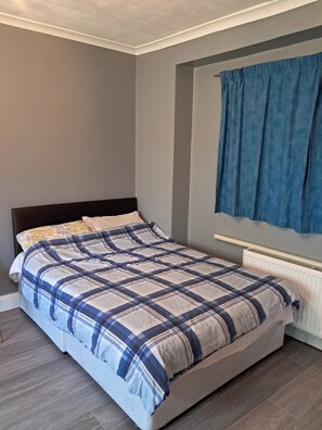 Free WiFi, bed sheets - Studio Sleeps 2 With Parking (Letterkenny)