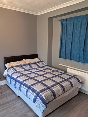 Free WiFi, bed sheets - Studio Sleeps 2 With Parking (Letterkenny)