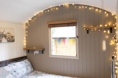 Shepherd's Hut - Sleeps 2 - Hot Tub