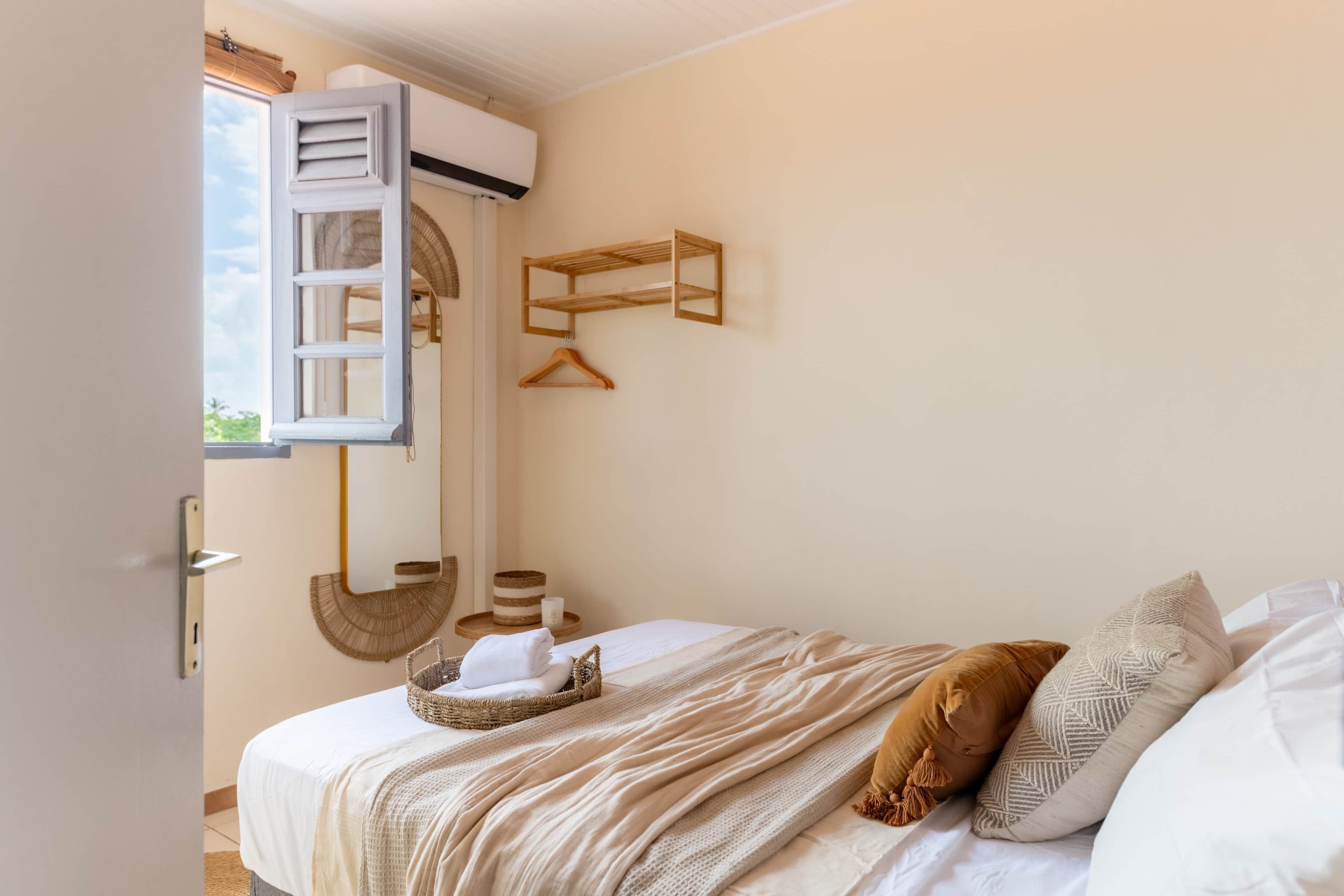 Een strijkplank/strijkijzer, gratis wifi, beddengoed