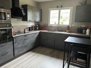 Wasserkocher mit Kaffee-/Teezubehör, Kühlschrank, Mikrowelle, Ofen