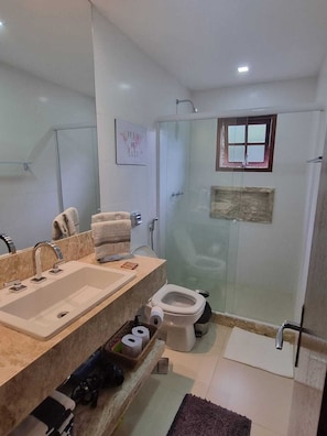 Basic Villa | Bathroom | Free toiletries, towels, toilet paper - Casa Lírio  (Teresópolis)