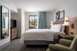 Room - 1BR King Suite w/ Kitchen | Free Breakfast & Pool (Stow)