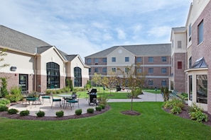 Outdoor dining - Accessible 1BR Suite w/ Complimentary Breakfast (Stow)