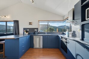 Kühlschrank, Mikrowelle, Geschirrspüler, Toaster