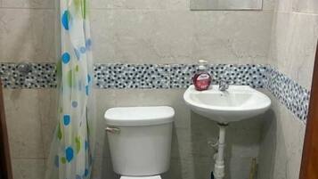 Standard Quadruple Room | Bathroom