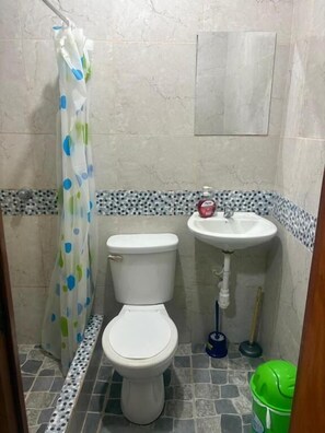 Standard Quadruple Room | Bathroom - Amazon City House (IQUITOS)