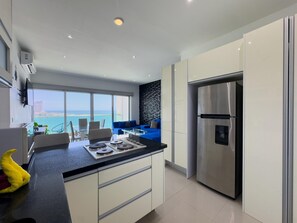 Coffee/tea maker, fridge, microwave, stovetop - Beautiful Malecon and Beyond 514 Torre eMe (Mazatlán)