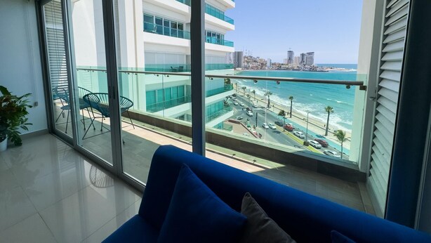 A balcony with a view of the ocean and a cityscape. - Beautiful Malecon and Beyond 514 Torre eMe (Mazatlán)