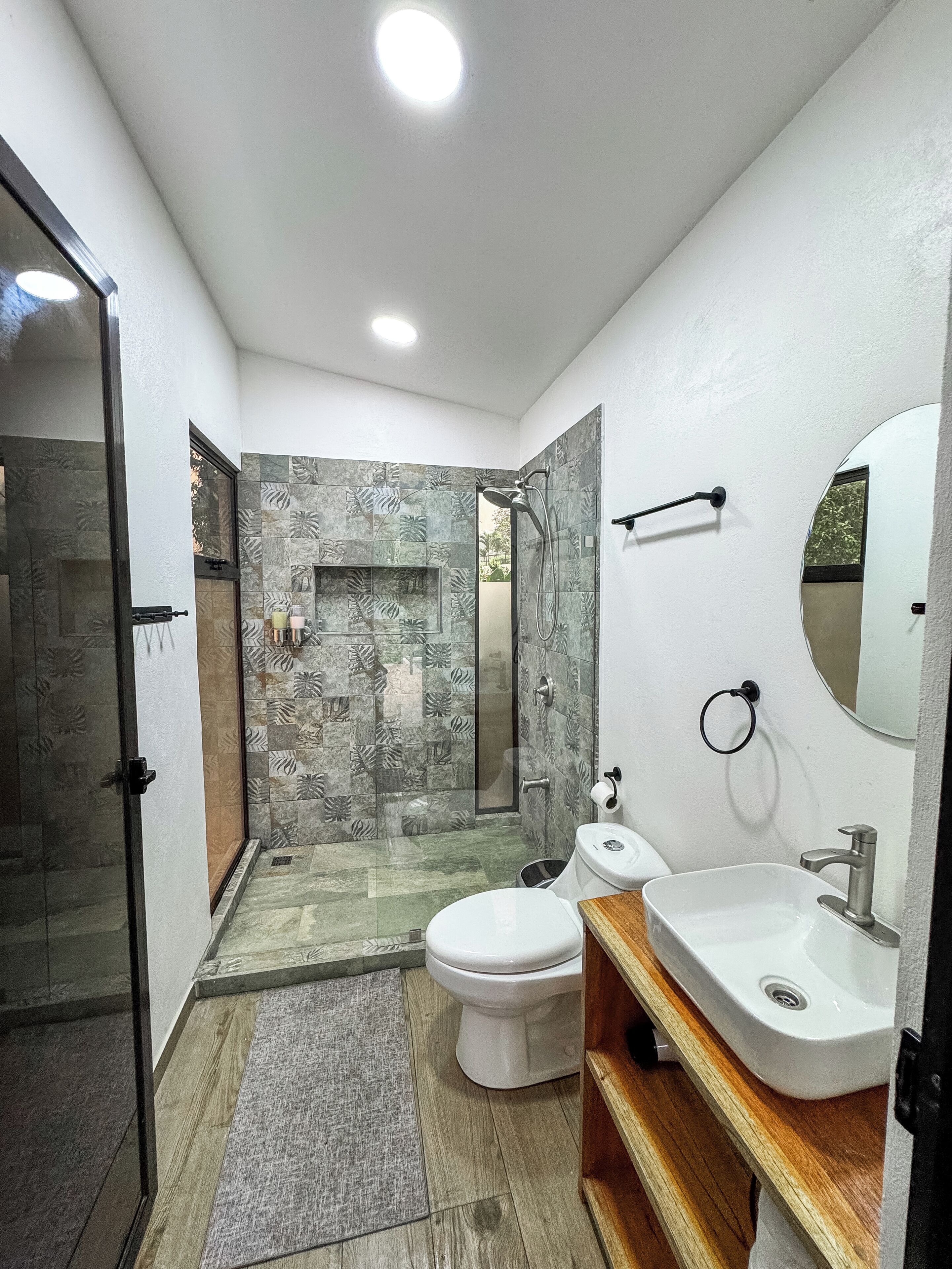 Ein modernes Badezimmer mit Dusche, Toilette und Waschbecken.