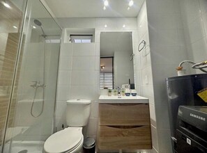 Dusche, Haartrockner, Handtücher, Toilettenpapier