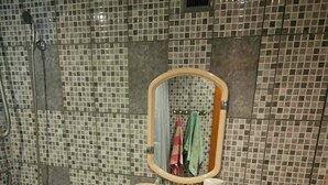 Ein Badezimmer mit Badewanne, Waschbecken, Spiegel und Toilette.