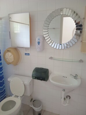 Shower - Group Accommodation WEAVING MILL ARUBA (Oranjestad)