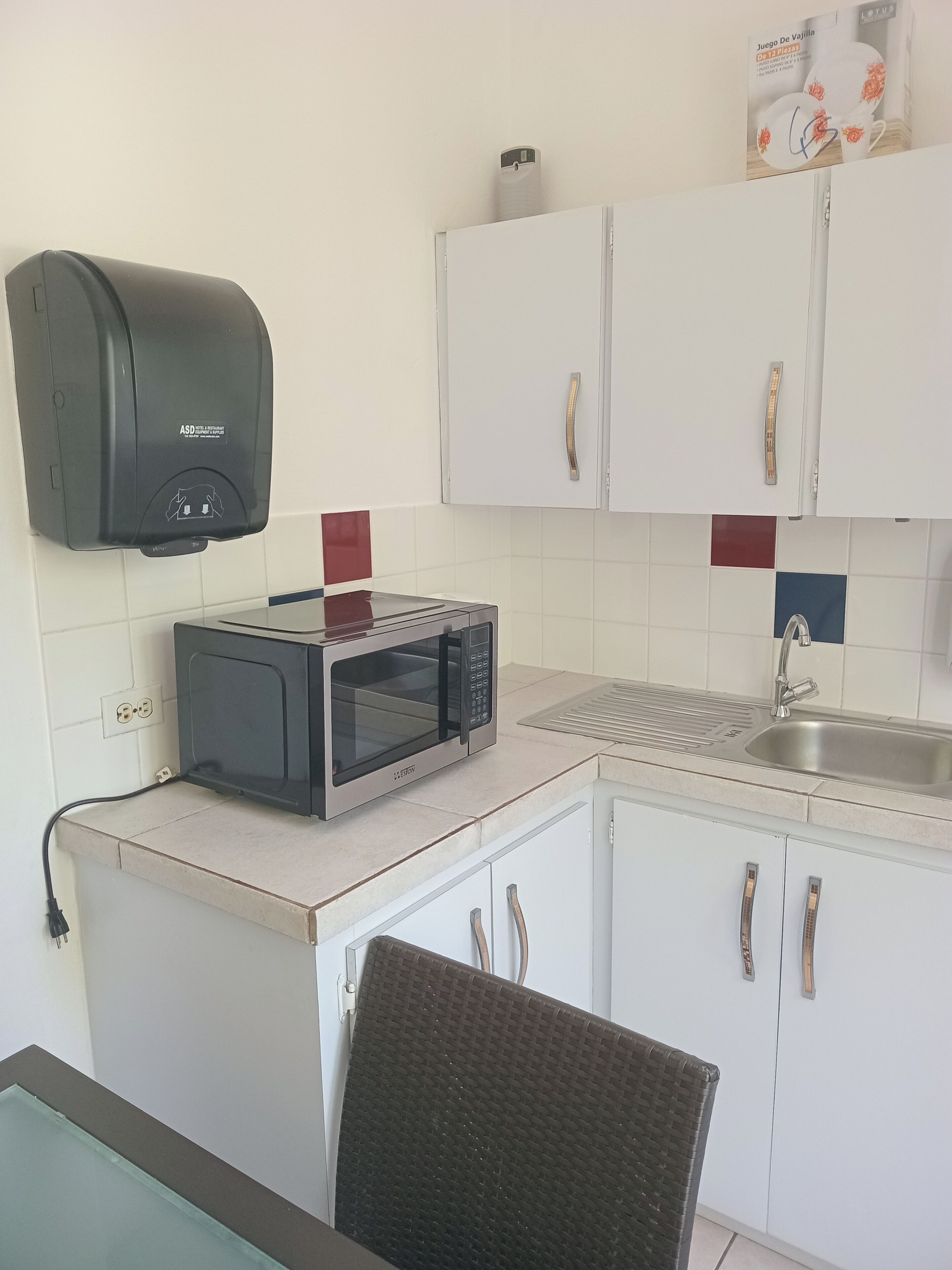 Kühlschrank, Mikrowelle, Kochgeschirr/Geschirr/Besteck
