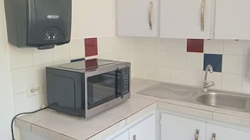 Kühlschrank, Mikrowelle, Kochgeschirr/Geschirr/Besteck