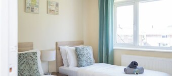 4 Bed House, With Garden, Close To Gatwick