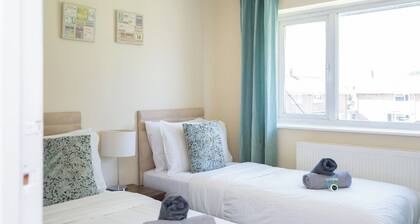 4 Bed House, With Garden, Close To Gatwick