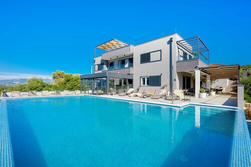 Villa Noir Olivum mit Pool