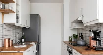 Cozy Scandinavian Apartment • Free Parking • Near Elmia • Garden View