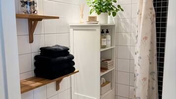 Secadora de cabello, toallas, jabón, papel de baño
