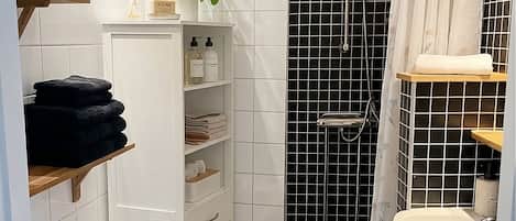 Haartrockner, Handtücher, Seife, Toilettenpapier