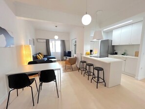 Eine moderne Wohnung mit Essbereich, Küche und Wohnbereich.