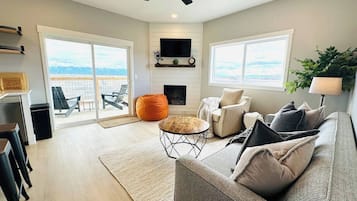 Smart TV, fireplace