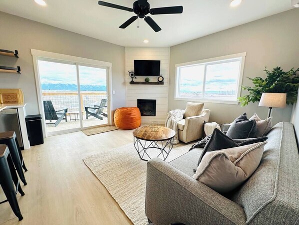 Smart TV, fireplace