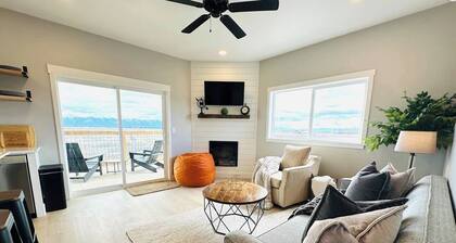 Farmhouse Guest Flat with AC Surrounded by views of mountains and farmland