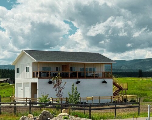 Farmhouse Guest Flat with AC Surrounded by views of mountains and farmland
