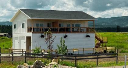 Farmhouse Guest Flat with AC Surrounded by views of mountains and farmland