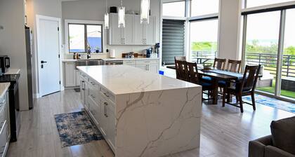 Salish Sea Retreat Sunsets & Mtn views incl studio