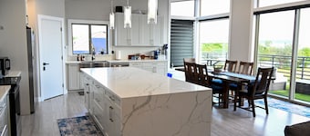 Salish Sea Retreat Sunsets & Mtn views incl studio