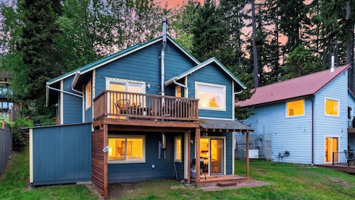 Morning Glory by Avantstay Lower-level Whidbey Hideaway Water Views + Shared Hot Tub