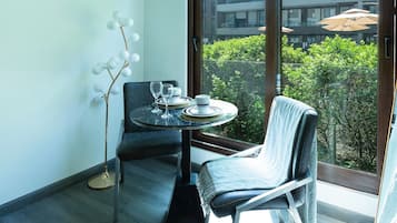 Deluxe appartement, balkon, uitzicht op zwembad | Dineren