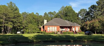 AU GAMEDAY Private Lake House, Fishing
