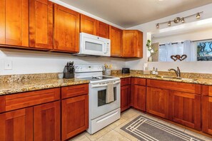 Coffee/tea maker, dishwasher, blender, cookware/dishes/utensils - Private Home in Kihei (Kihei)