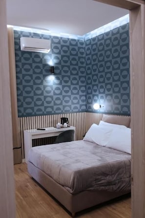 Comfort Room, Balcony, Courtyard View | In-room safe, iron/ironing board - Palazzo Ferrara  (Napoli)