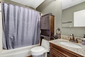 Shower, hair dryer, towels, soap - Park & Church View Bedroom-Walk to METRO-Amazon HQ (Arlington)