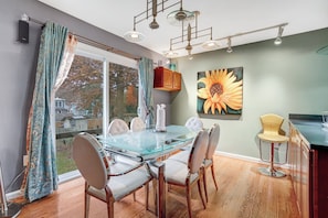 Dining - Park & Church View Bedroom-Walk to METRO-Amazon HQ (Arlington)