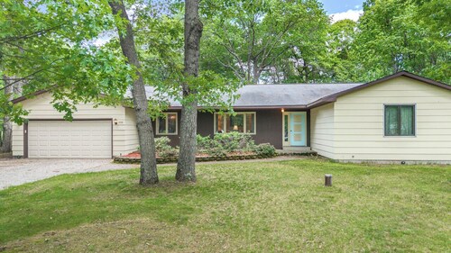 Spacious 5-bedroom house on golf course