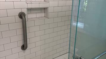 Dusche, Haartrockner, Handtücher, Seife