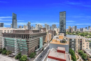 Superior Double Room, Balcony, City View | Free WiFi - Filmor Suites (Toronto)