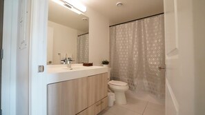 Economy-Studio, Balkon | Badezimmer | Kostenlose Toilettenartikel, Haartrockner, Handtücher, Seife
