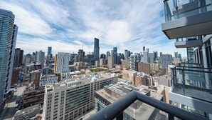 Un horizonte de rascacielos con arquitectura moderna, cielo despejado y vistas del entorno urbano.