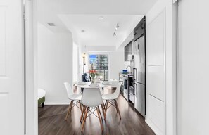 Quarto casal ou duplo conforto, sacada | Área de estar